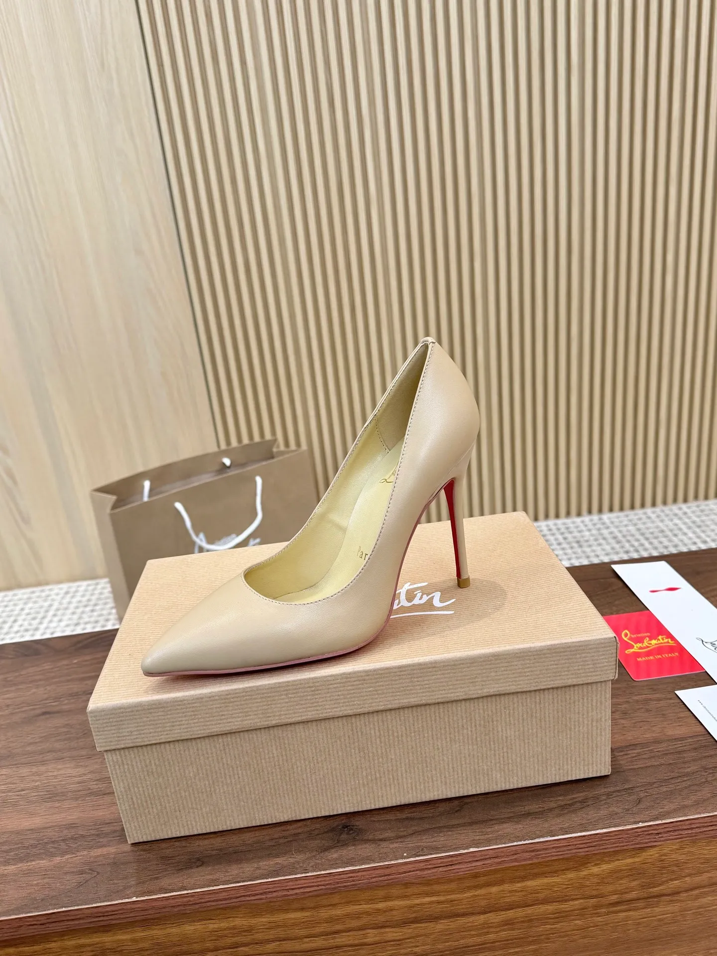 💕💕Factory direct selling price p440💕💕 Genuine leather sole +40 shipped all year round💝Christian Louboutin CL👠 "Imported cow patent leather💎Side hollow series" noble and luxurious, real blingbling👟👟 real materials, all customized by the pattern maker, and the materials are made of original customized materials to achieve the taste of the original 5 color options💍 Upper: Imported 👉cow patent leather💪 Lining: Sheepskin foot pad/lining Size: 34-40.41.42 Heel height: two options: 10.5cm and 8.5cm